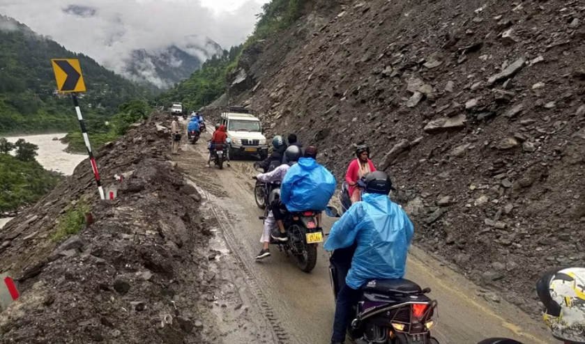 उत्तराखंड: बारिश से आफत…मलबा आने से 324 सड़कें बंद.. कुमाऊं में आज भारी बारिश का अलर्ट