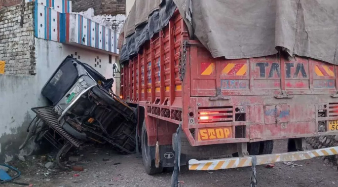 ऋषिकेश में भीषण सड़क हादसा, बेकाबू ट्रक ने कई वाहनों को मारी टक्कर, यूकेडी नेता त्रिवेंद्र पंवार समेत 2 की मौत