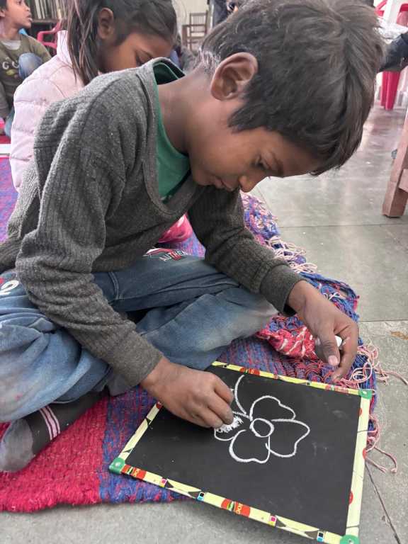 डीएम का निर्णय बदलने लगा बच्चों की तकदीर , भिक्षावृत्ति छोड़ कलम पकड़ने को आतुर बच्चे