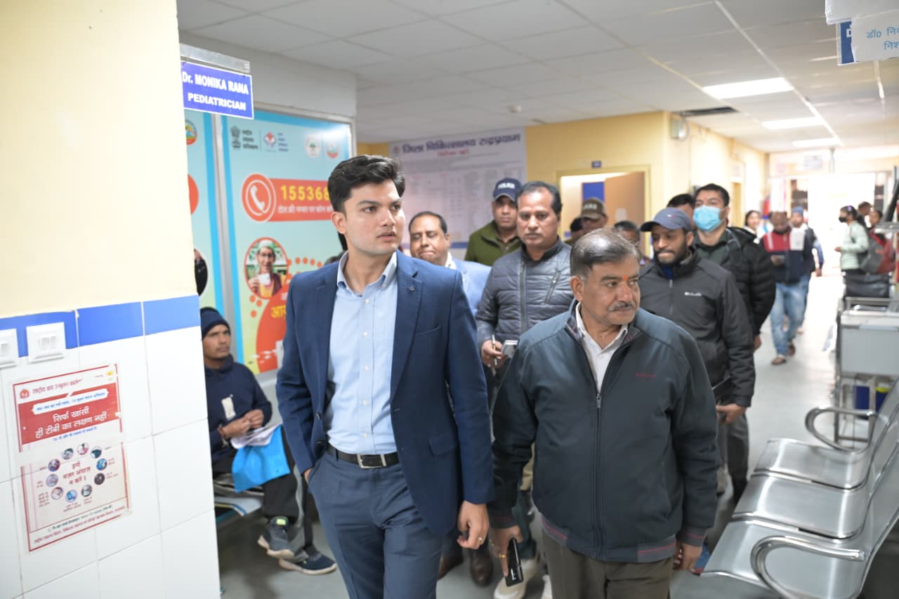 रुद्रप्रयाग: बिना बताए जिला अस्पताल पहुंचे DM, CT स्कैन और सर्जरी यूनिट पर बड़ा फैसला