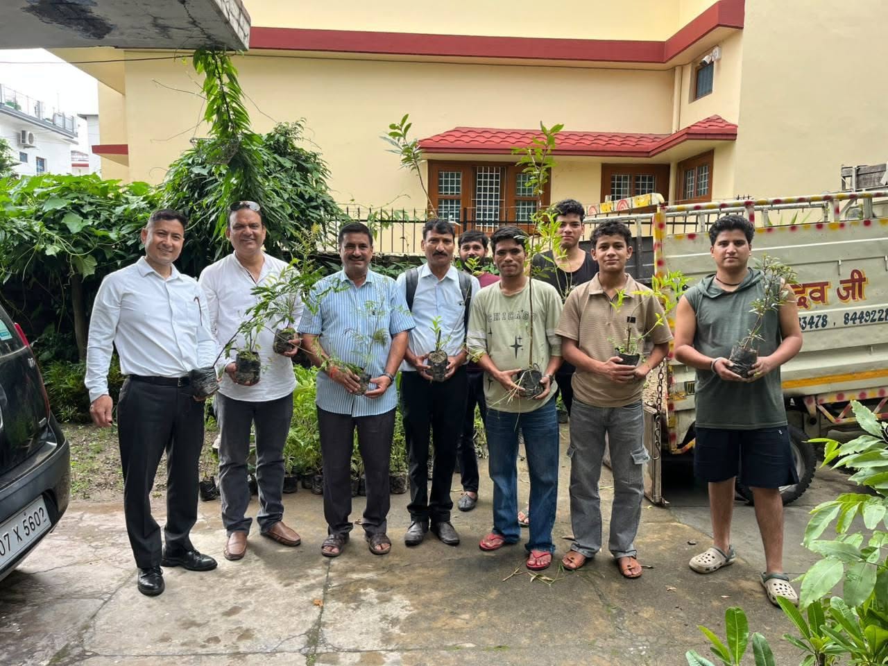 हरेला पर्व पर पूर्व पार्षद अनूप नौडियाल ने क्षेत्रीय लोगों को पौधे वितरित किए