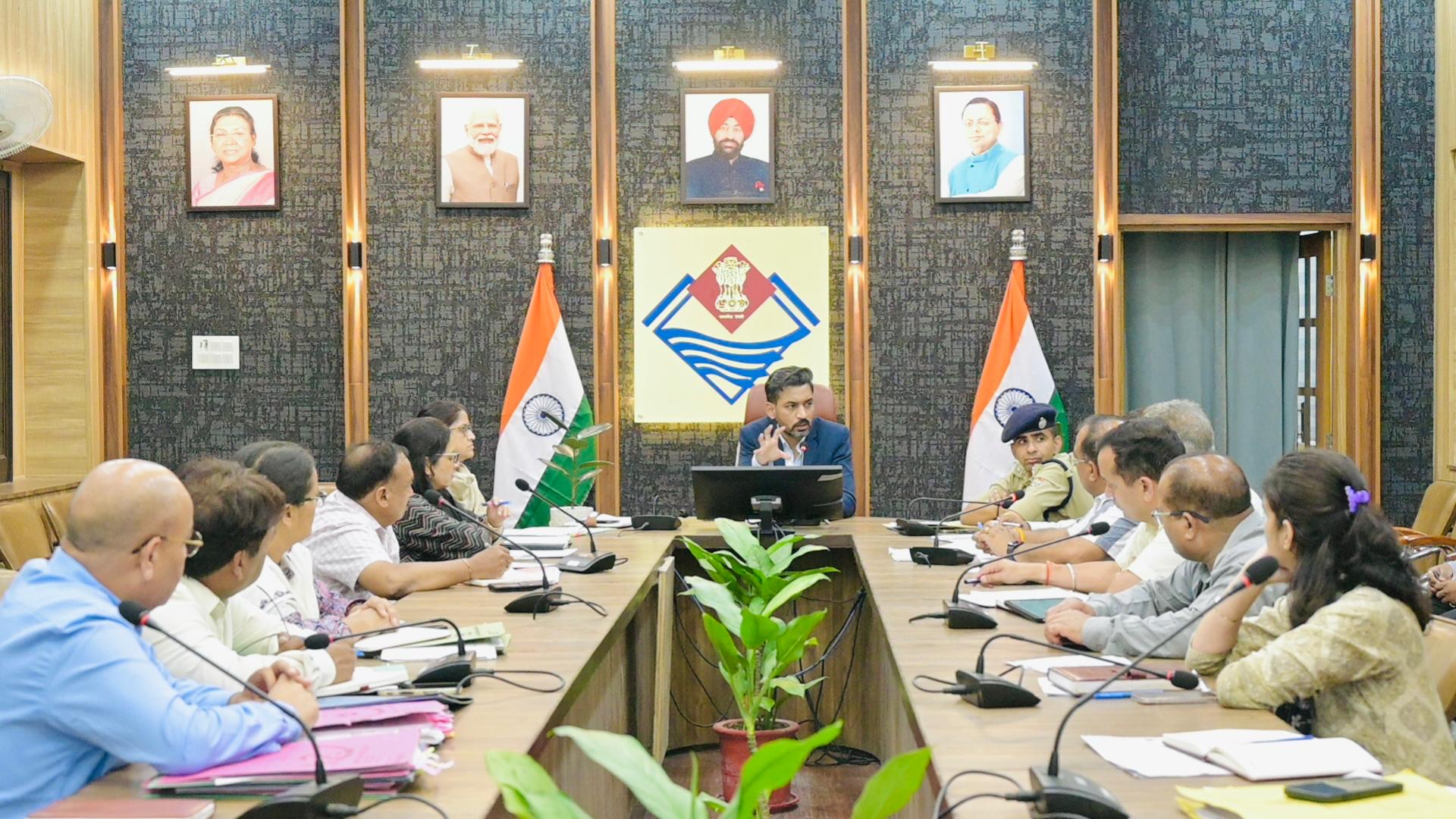 संवेदनशील स्थलों का लार्ज स्केल पर होगा सर्वे, अनधिकृत मीडियन क्रॉसिंग तुरंत बंद करने के निर्देश – जिलाधिकारी डॉ. आशीष चौहान