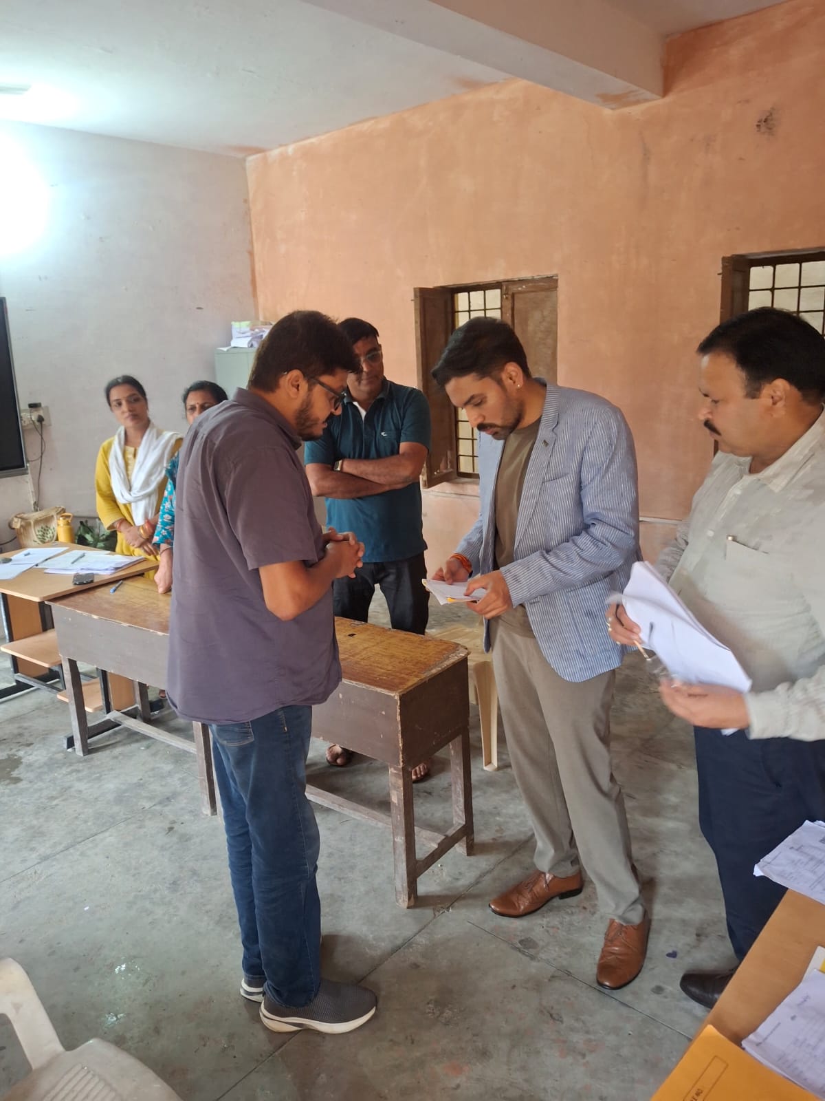 जिलाधिकारी/जिला निर्वाचन अधिकारी ने सहसपुर विधानसभा क्षेत्र के पोलिंग बूथों का निरीक्षण कर एसआईआर आपत्ति निस्तारण शिविर की व्यवस्थाओं का लिया जायजा