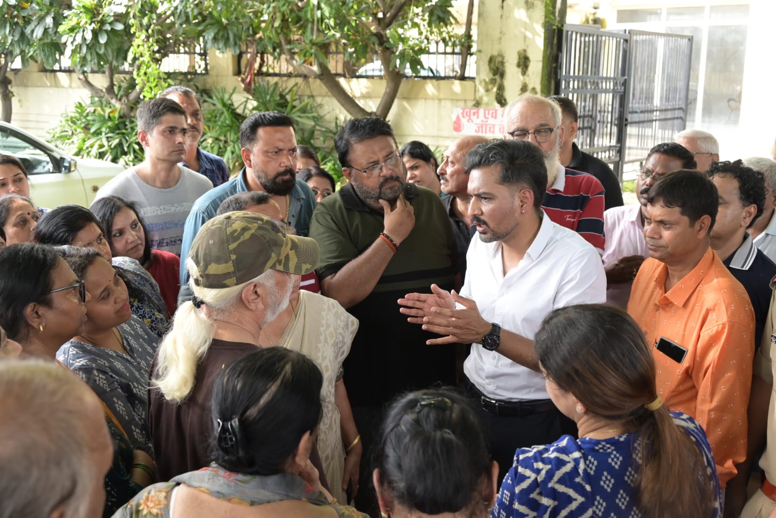 सीमाद्वार में जलभराव पर डीएम सख्त, नगर निगम को 24 घंटे में सफाई और डिवाटरिंग के निर्देश
