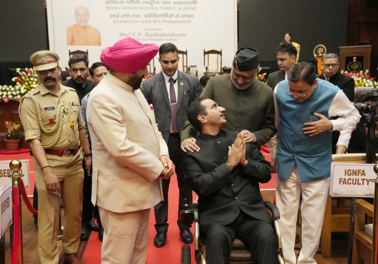 देहरादून में वन सेवा के प्रशिक्षु अधिकारियों से बोले उपराष्ट्रपति, विकास के साथ पर्यावरण संरक्षण भी जरूरी