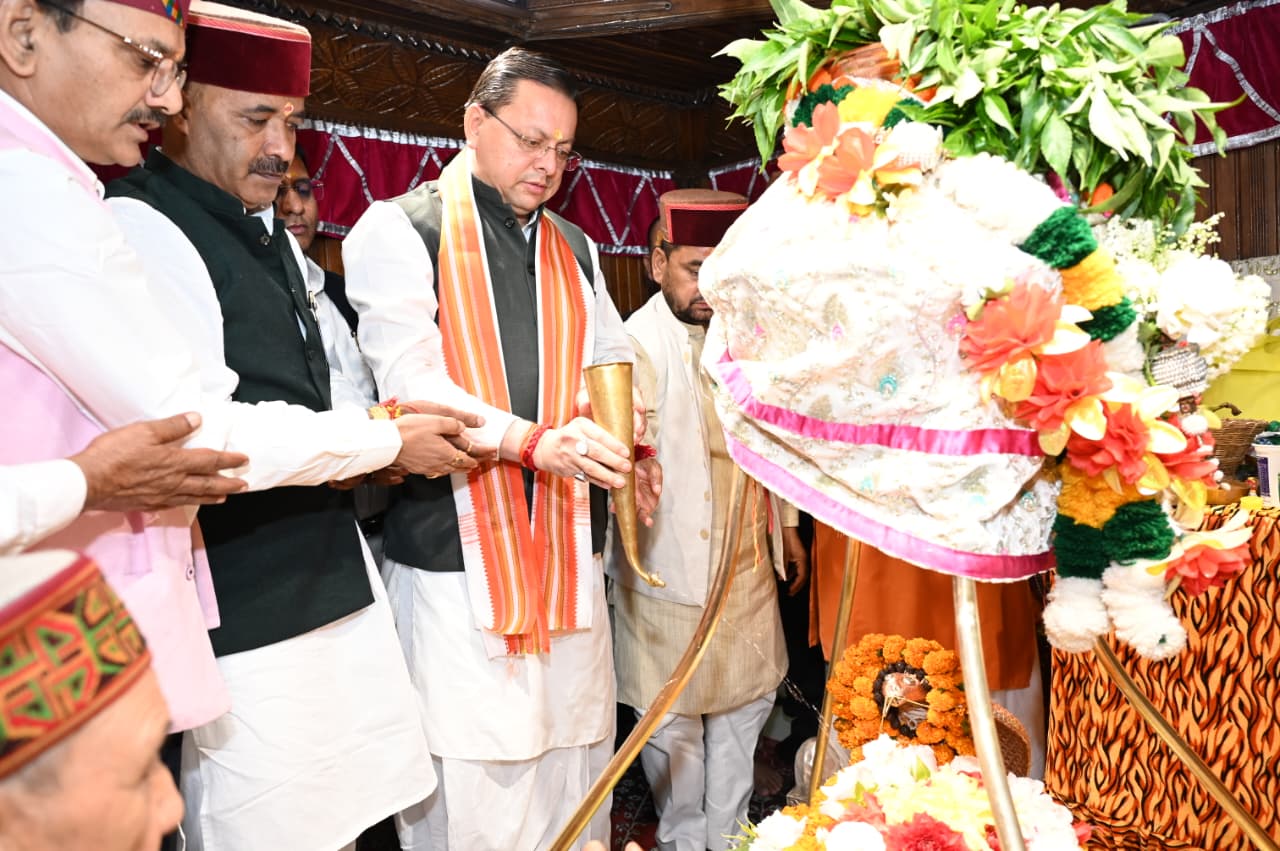 प्रधानमंत्री नरेंद्र मोदी के सार्वजनिक जीवन और राष्ट्र सेवा के 25 वर्ष पूर्ण होने पर सीएम धामी ने काशी विश्वनाथ मंदिर में की विशेष पूजा